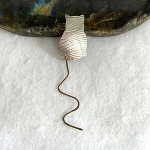 Sterling Silver 925 Signed Molly Sharp Sitting Kitty Cat Brooch Long Brass Tail